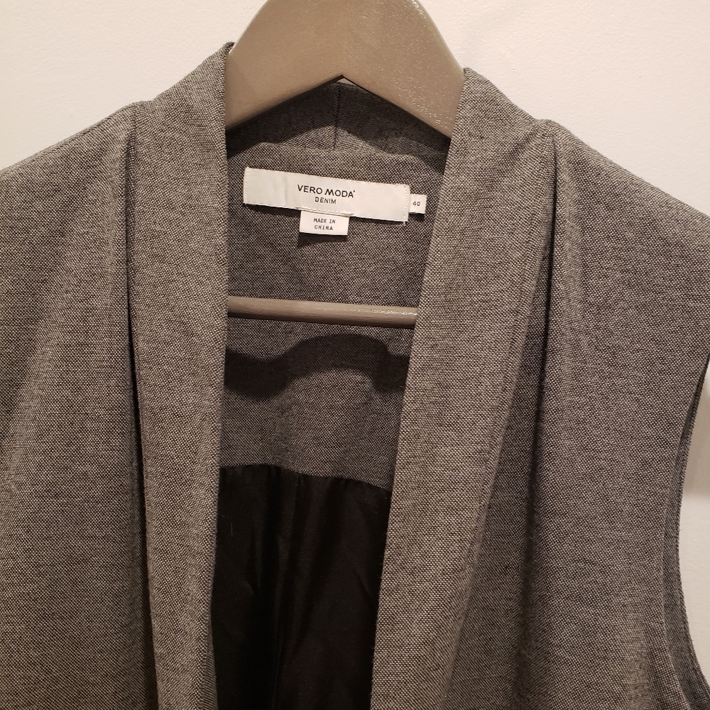 Grey vest - Picture 8 of 9